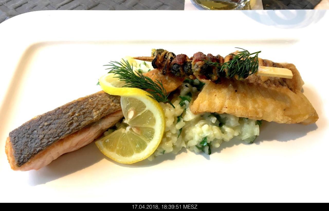 Gasthaus Knudsen Utersum エクステリア 写真